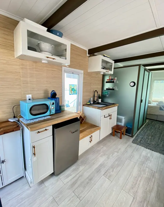Casa Azul houseboat Key West &ndash; mini fridge and microwave