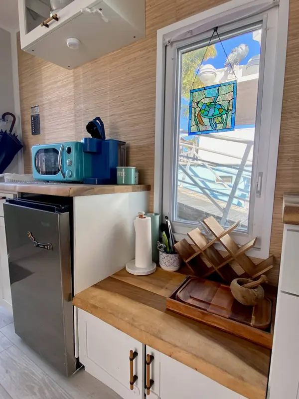 Casa Azul houseboat Key West &ndash; kitchenette and wine rack