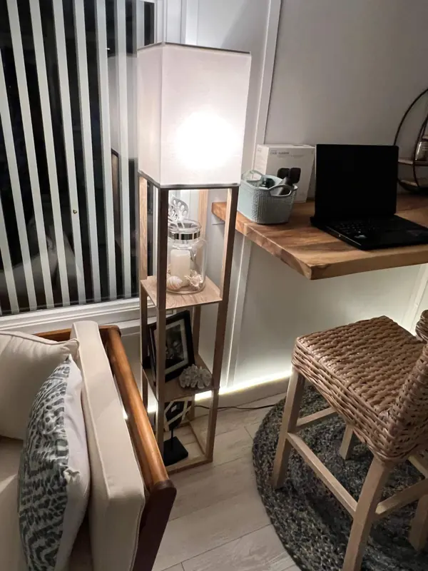 Casa Azul houseboat Key West &ndash; lamp-lit workspace corner