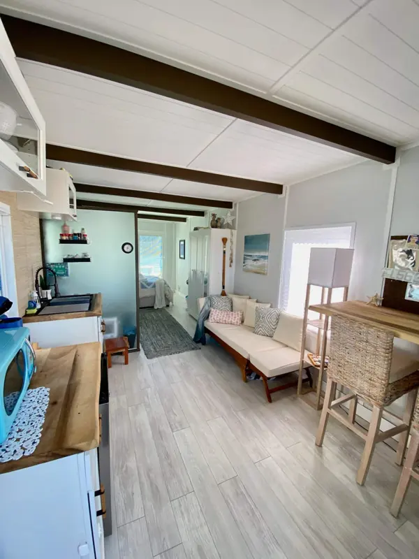 Casa Azul houseboat Key West &ndash; open-plan living, end to end