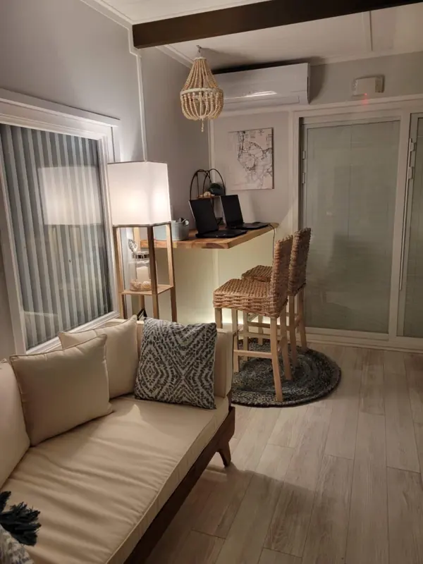 Casa Azul houseboat Key West &ndash; reading nook