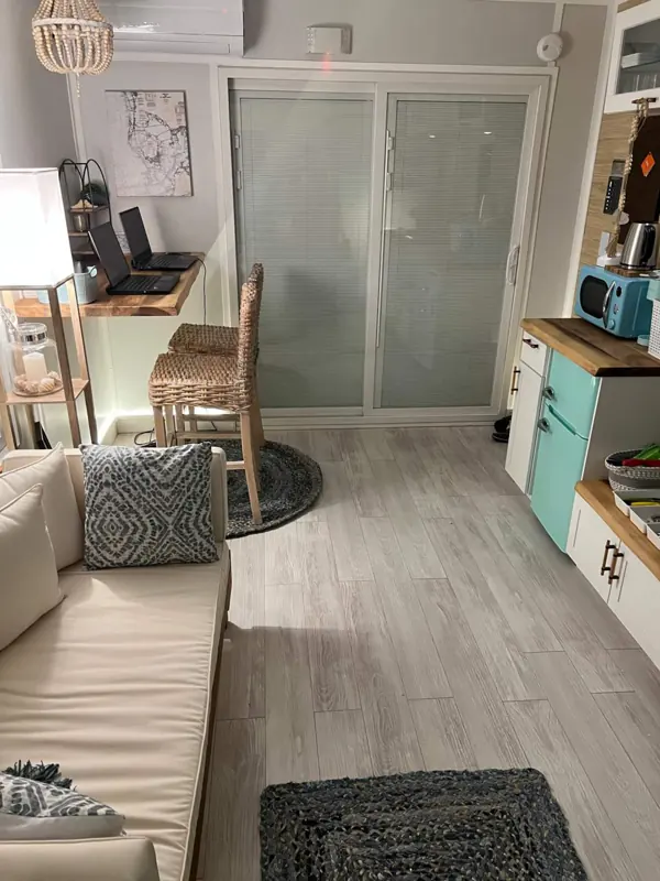 Casa Azul houseboat Key West &ndash; living room to kitchenette